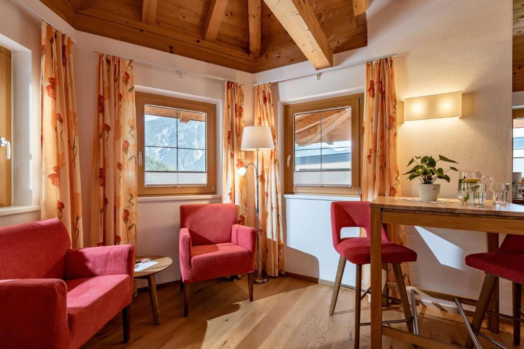 A seating area at Alpenvital Tirol Appartements
