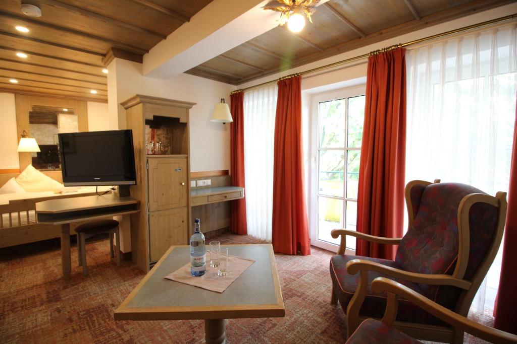 TV a/nebo společenská místnost v ubytování Hotel Promenade