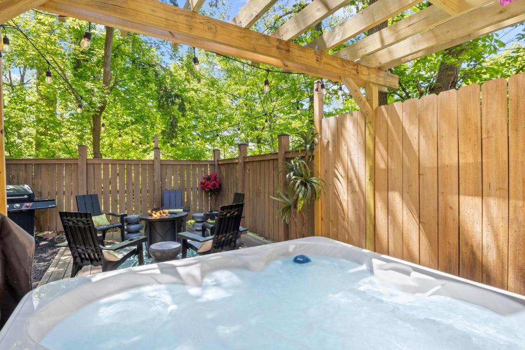 Balkón nebo terasa v ubytování Hot Tub! Close to Cornell, Ithaca College, Commons!