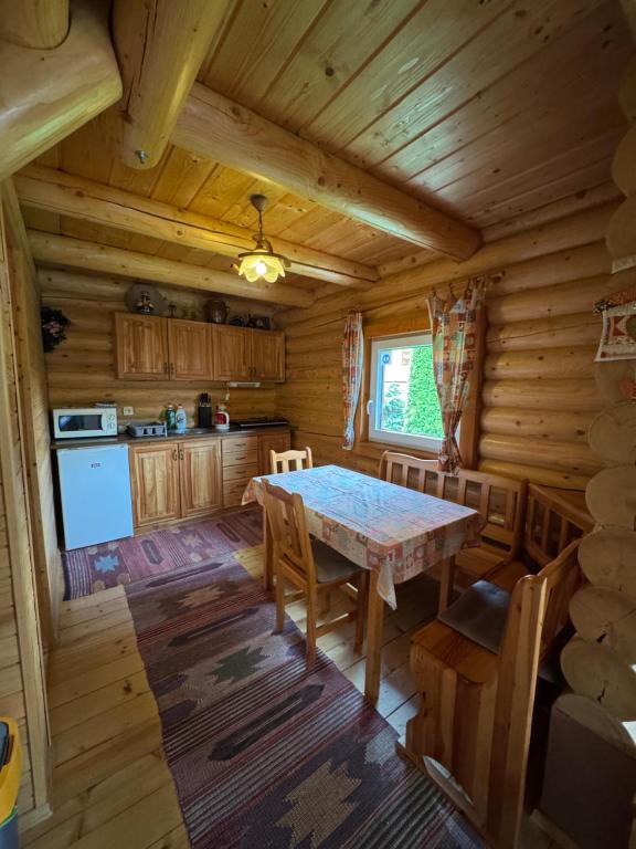 Kuchyňa alebo kuchynka v ubytovaní Drevenica Silvia