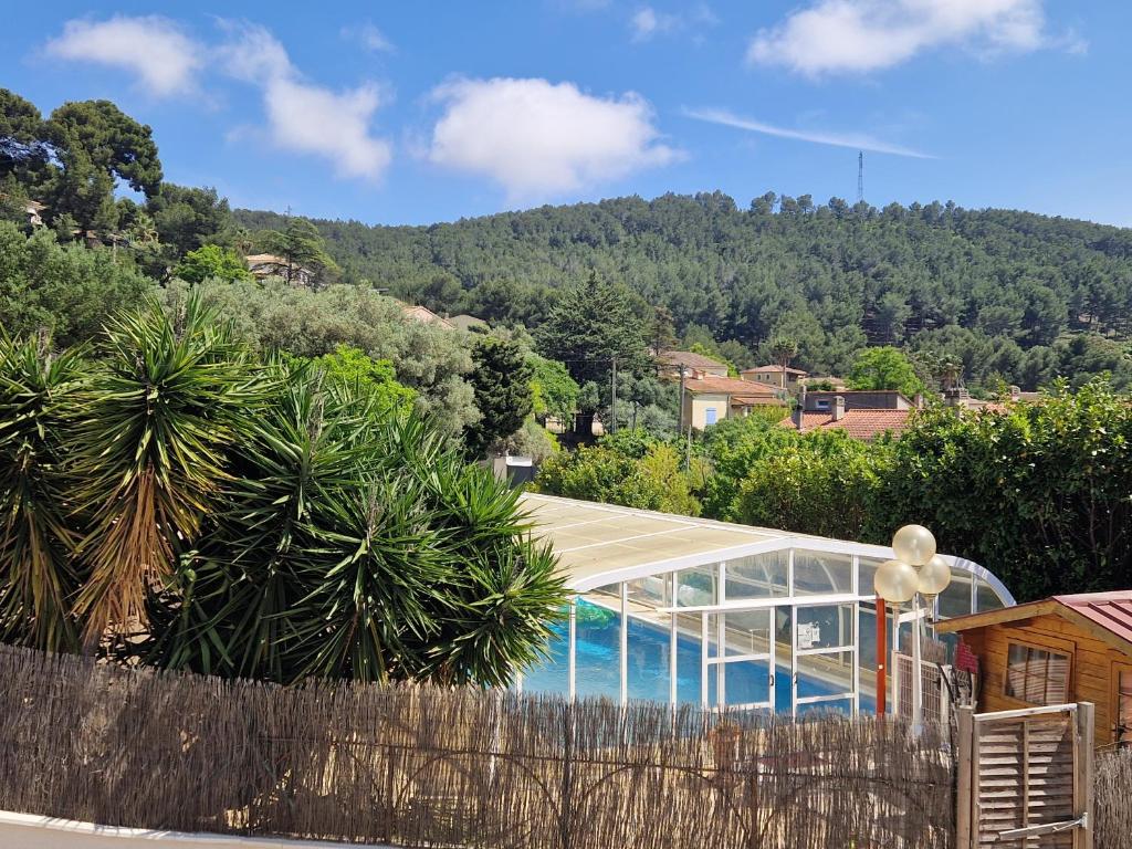 une vue d'une maison avec piscine dans l'établissement villa Dolce Vita en Provence, à Ceyreste