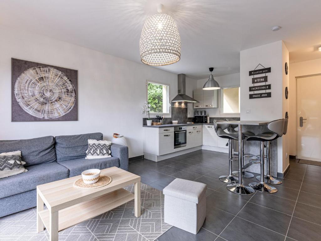 un salon avec un canapé bleu et une table dans l'établissement Apartment Clos Vignola by Interhome, à Porto-Vecchio