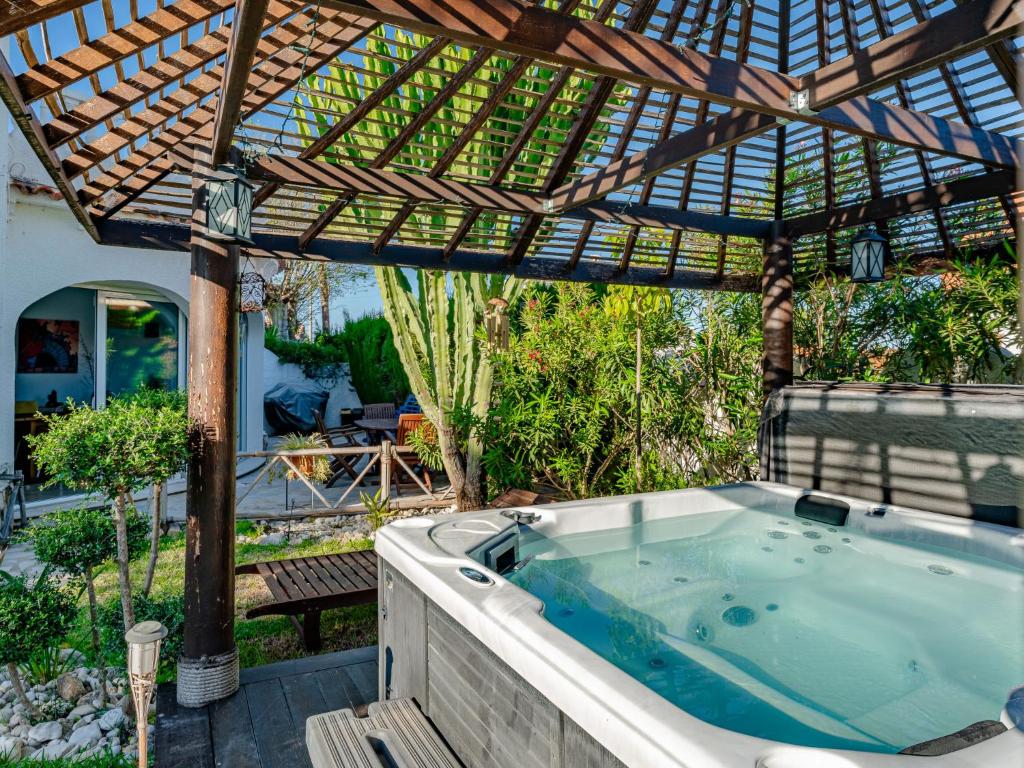 Vườn quanh Holiday Home Villa Yakamoz by Interhome