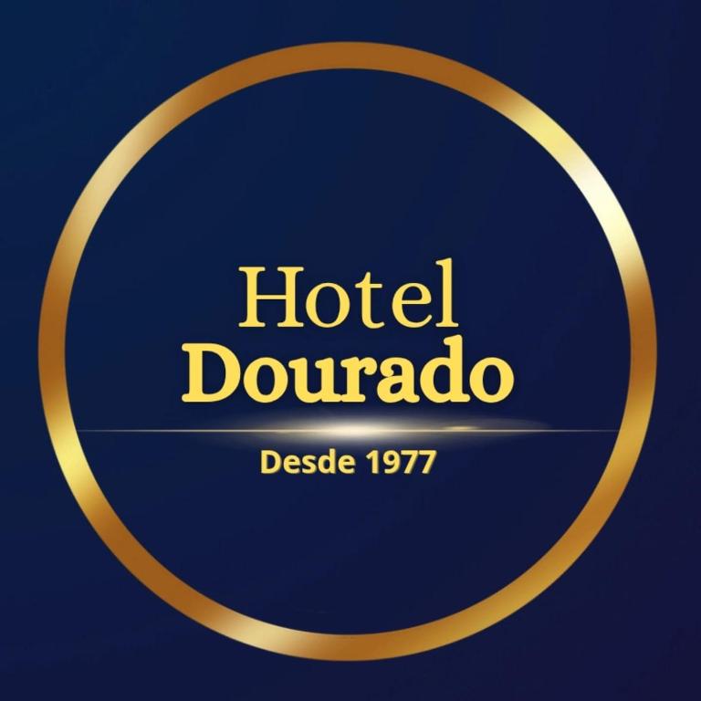 Un cartel dorado del Hotel Durado sobre un fondo azul. en Hotel Dourado, en Alfenas