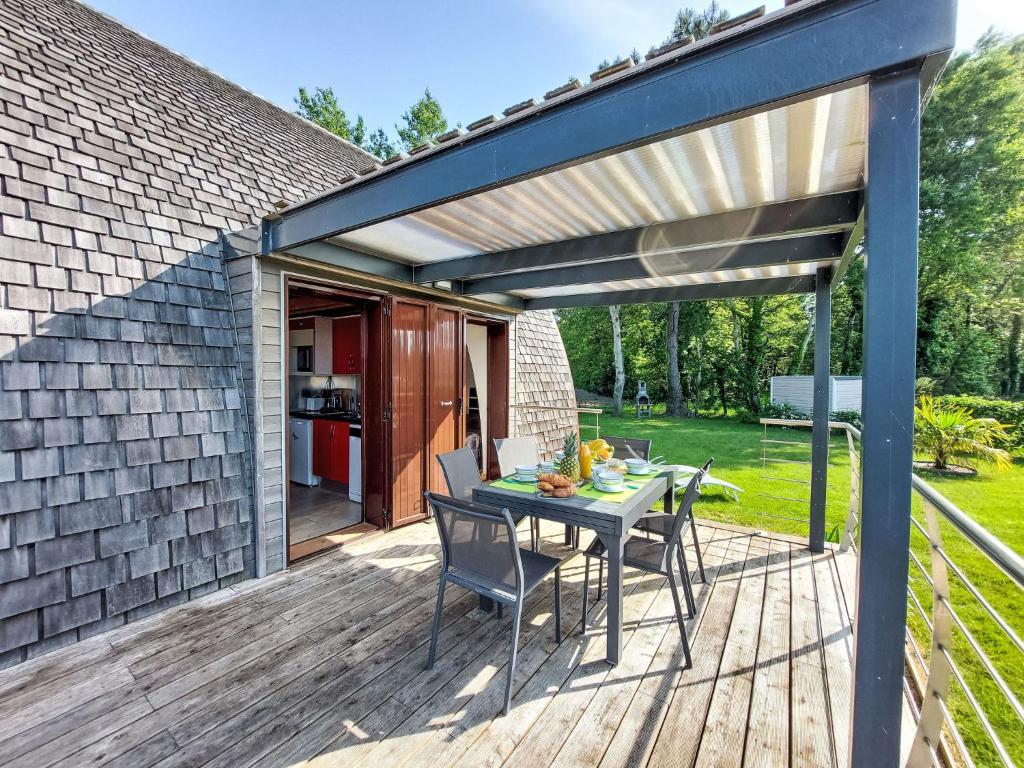 un patio avec une table et des chaises sur une terrasse dans l'établissement Holiday Home Ty Flor by Interhome, à Marzan