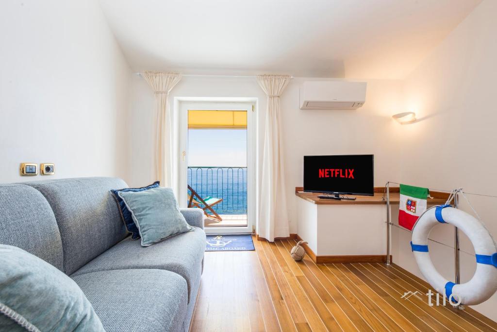 A television and/or entertainment centre at Beach | Parking | Wifi | A/C| Sea View By Tilo