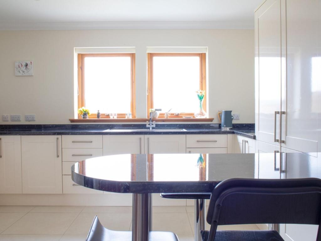 Kuchyň nebo kuchyňský kout v ubytování Chalet Solace by Interhome