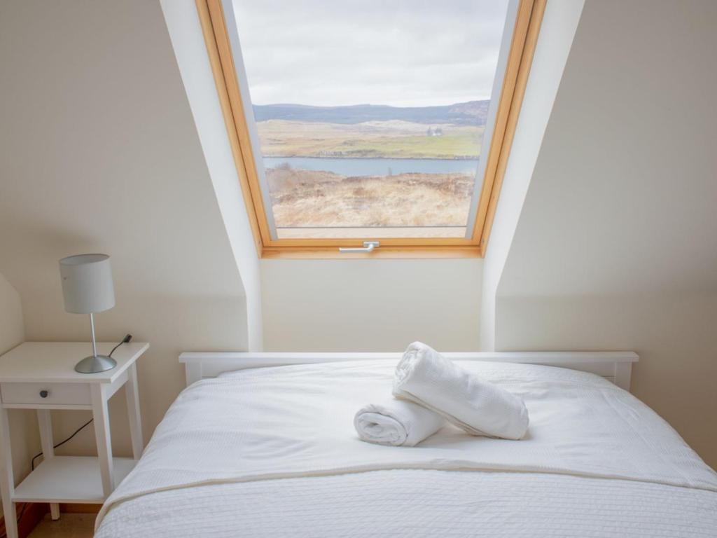 Postel nebo postele na pokoji v ubytování Chalet Solace by Interhome