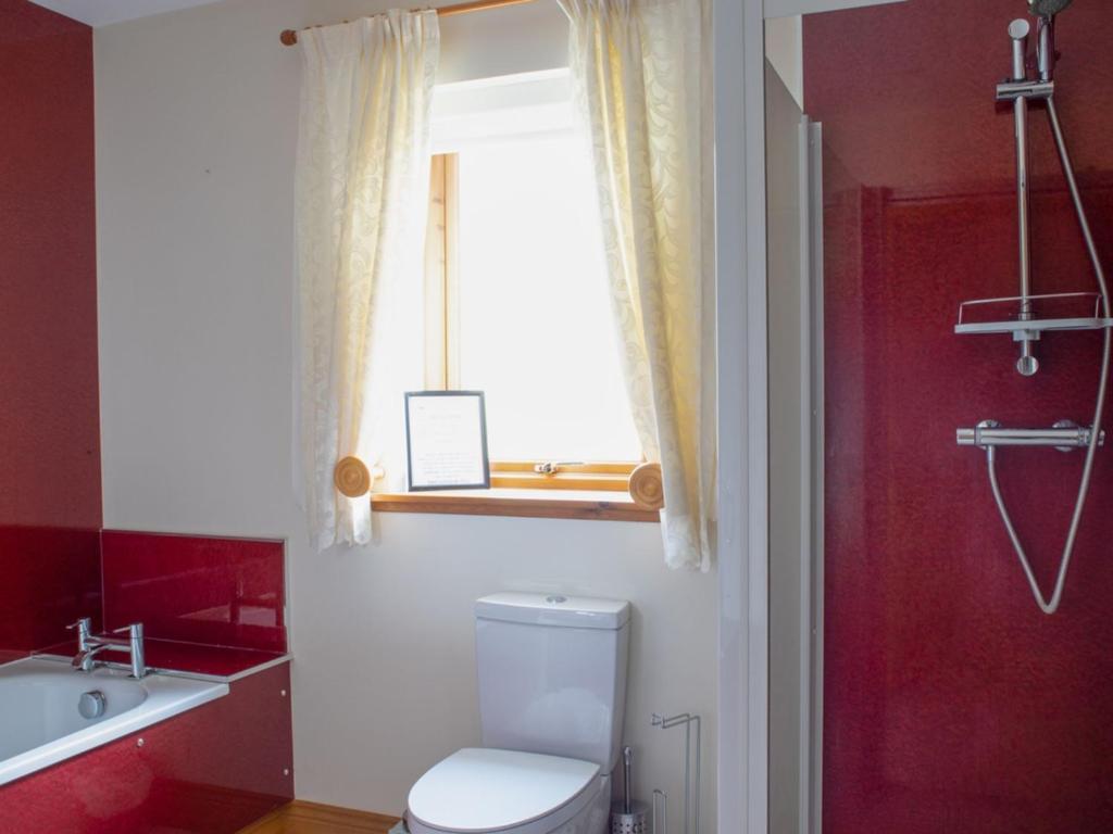 Koupelna v ubytování Chalet Solace by Interhome