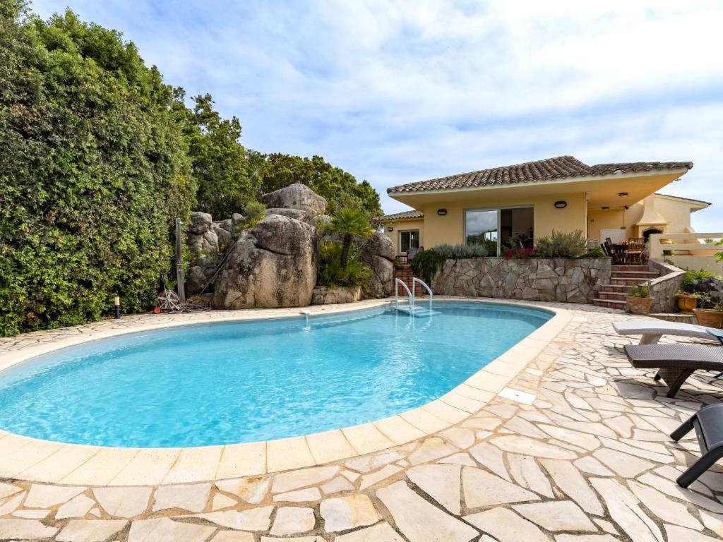 - une piscine dans une arrière-cour avec une maison dans l'établissement Holiday Home Villa Marina by Interhome, à Porto-Vecchio