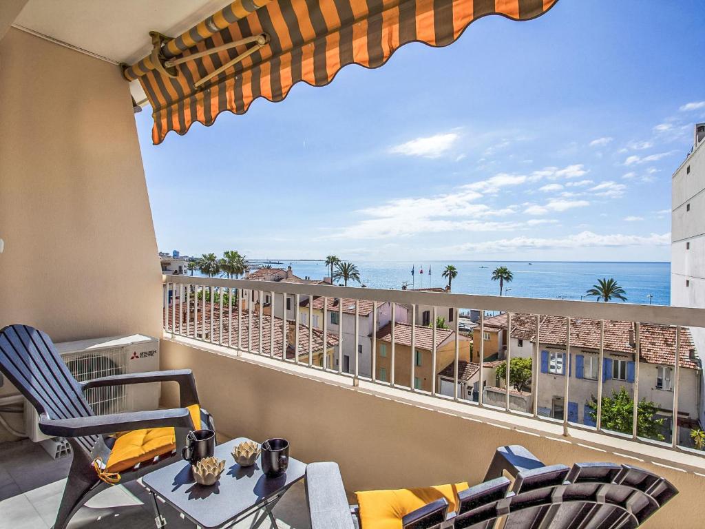un balcon avec vue sur l'océan dans l'établissement Apartment Cros de Cagnes-2 by Interhome, à Cagnes-sur-Mer