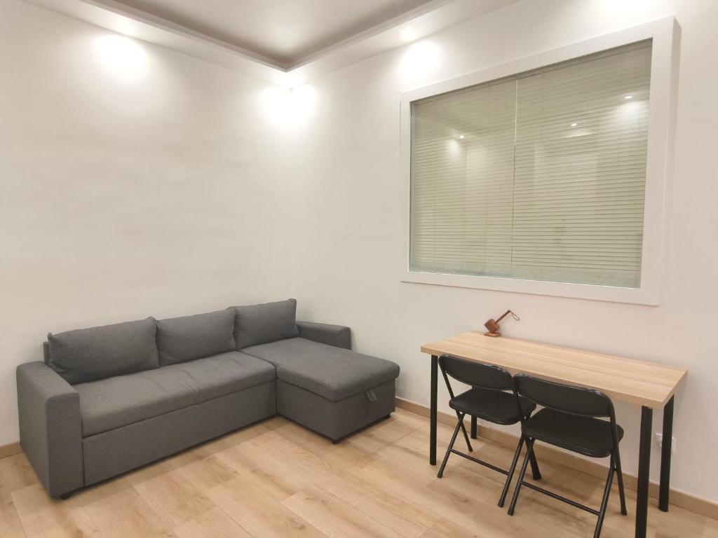 un salon avec un canapé et une table dans l'établissement Appartement romantique Tour Eiffel à vos pieds, à Paris