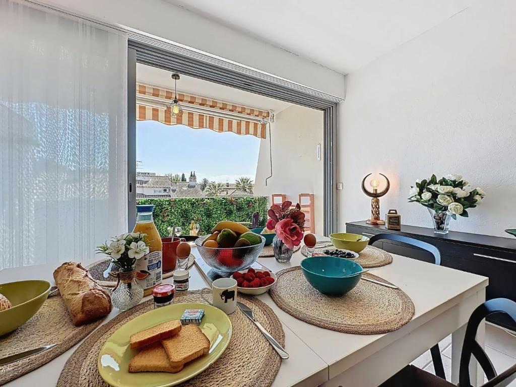 - une table avec des assiettes de nourriture dans la cuisine dans l'établissement Apartment Le Galaxie by Interhome, au Grau-du-Roi