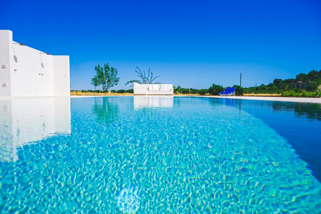 Bazén v ubytování Masseria Macchia nebo v jeho okolí