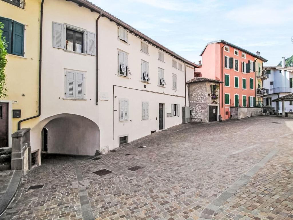 una calle vacía en una ciudad con edificios en Apartment Riva by Interhome, en Riva del Garda