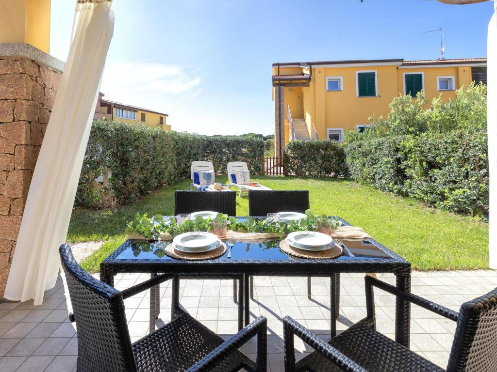 einen Tisch und Stühle auf der Terrasse eines Hauses in der Unterkunft Apartment Mara by Interhome in Badesi