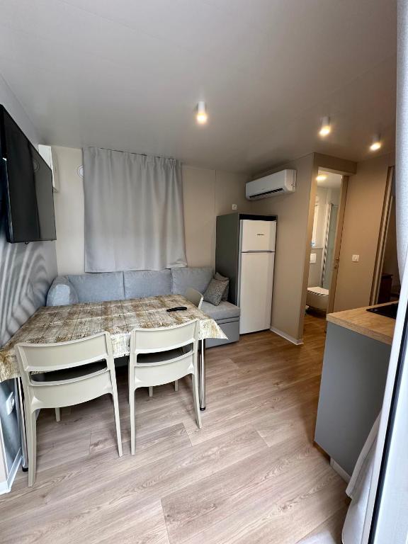Kuchyňa alebo kuchynka v ubytovaní Kamp Slanik Mobile Homes
