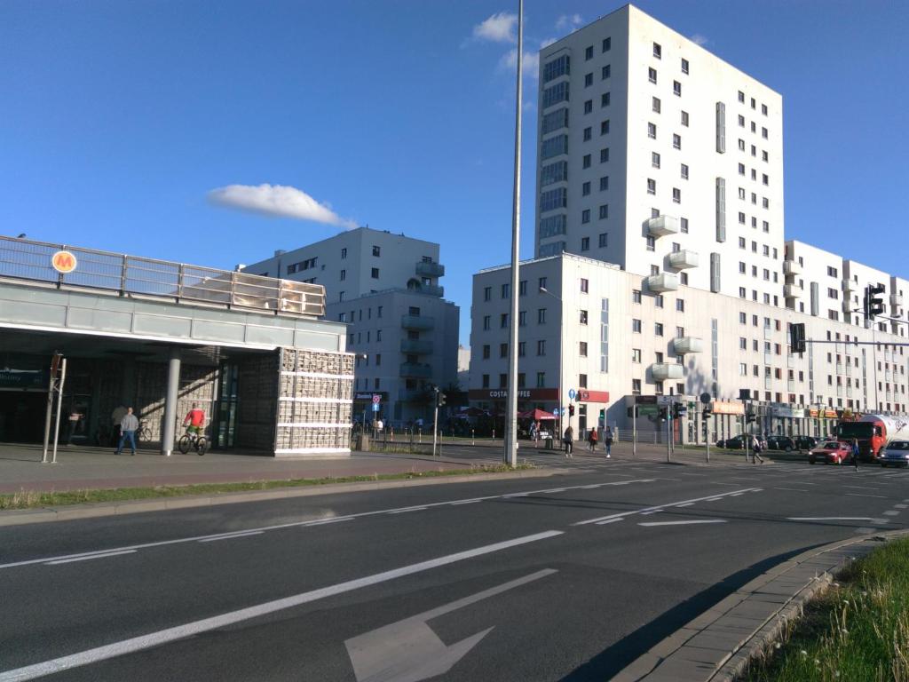 ワルシャワにあるApartamenty Metro Młocinyの高層ビルが建ち並ぶ街の空き道