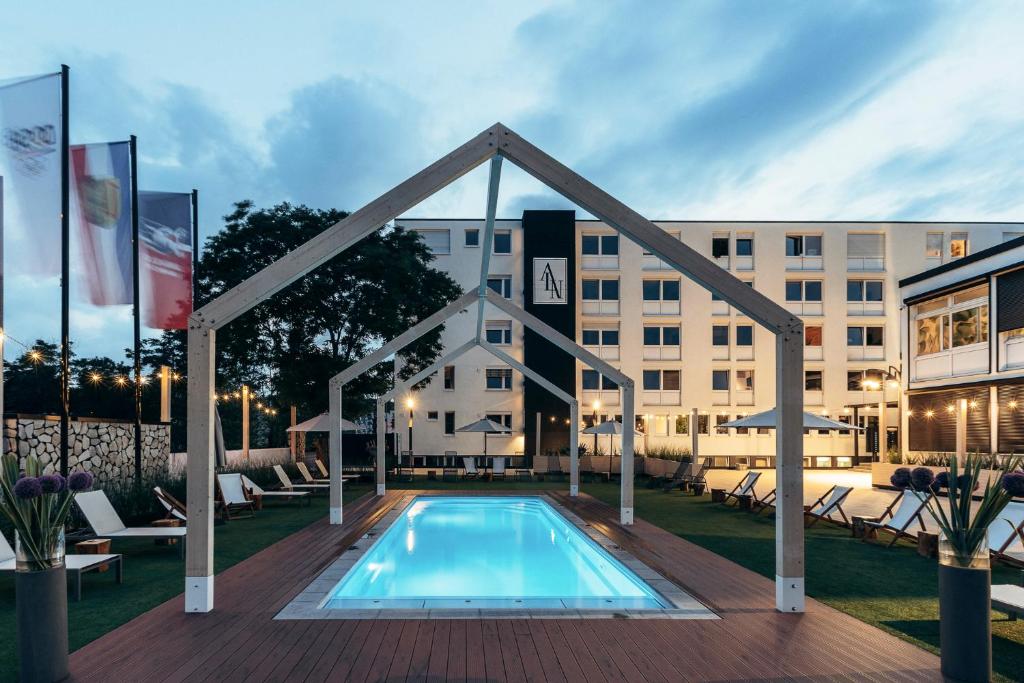 - Vistas a un hotel con piscina y a un edificio en Campus68, en Mannheim