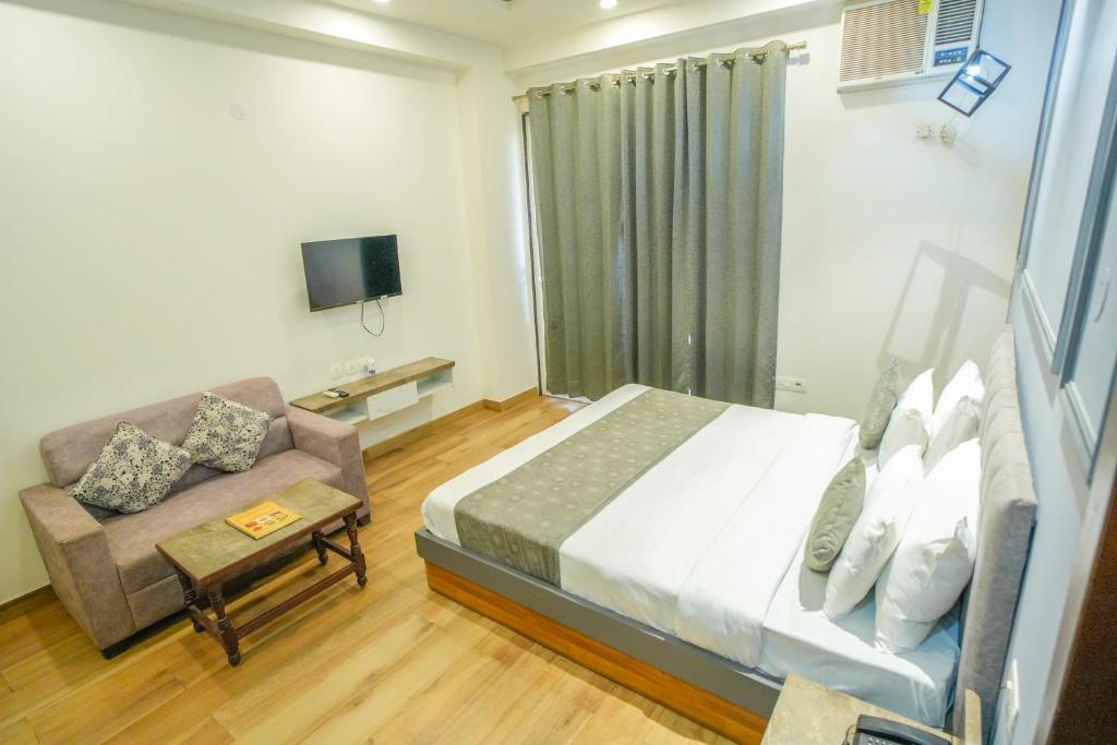Postel nebo postele na pokoji v ubytování Serviced Luxury Suites with Kitchenette & Balcony at Sector 45