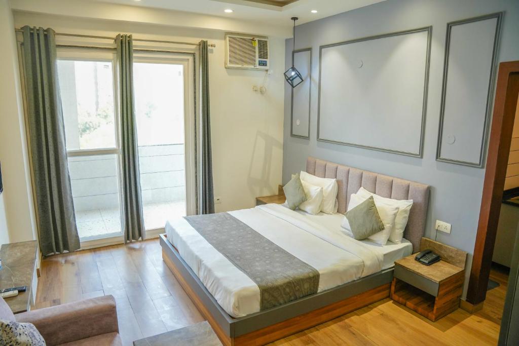 Postel nebo postele na pokoji v ubytování Serviced Luxury Suites with Kitchenette & Balcony at Sector 45