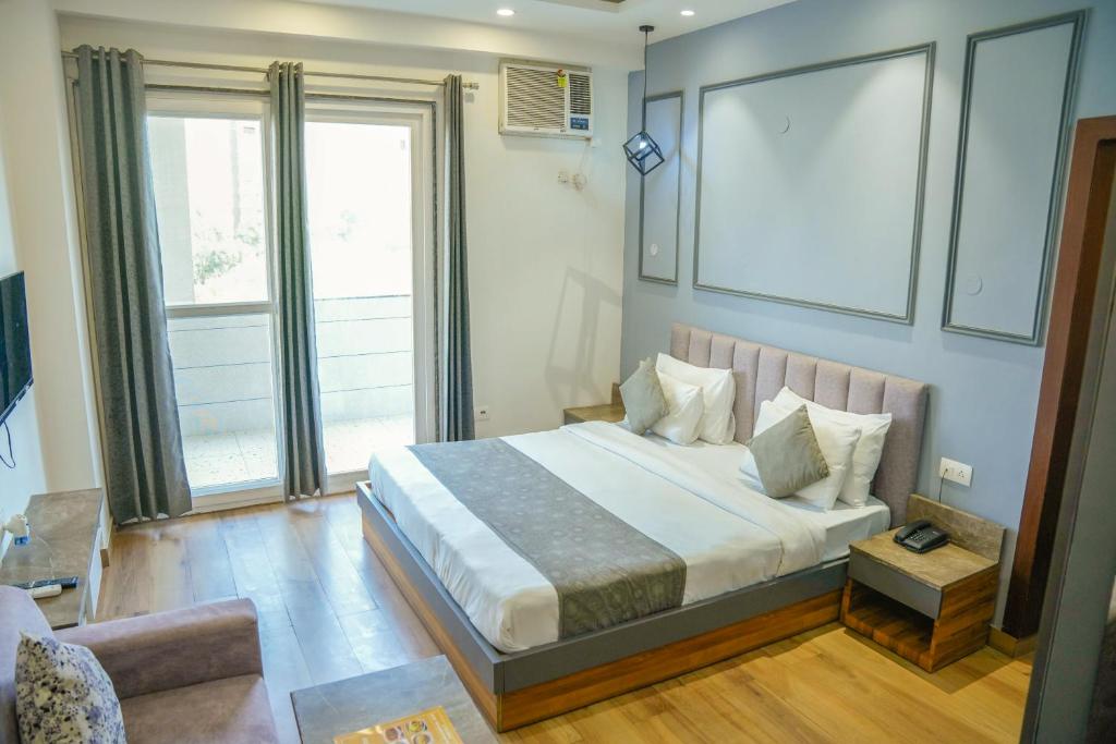 Postel nebo postele na pokoji v ubytování Serviced Luxury Suites with Kitchenette & Balcony at Sector 45