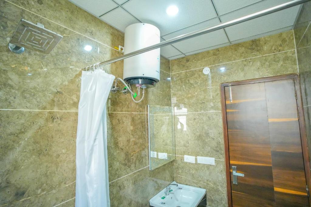 Koupelna v ubytování Serviced Luxury Suites with Kitchenette & Balcony at Sector 45