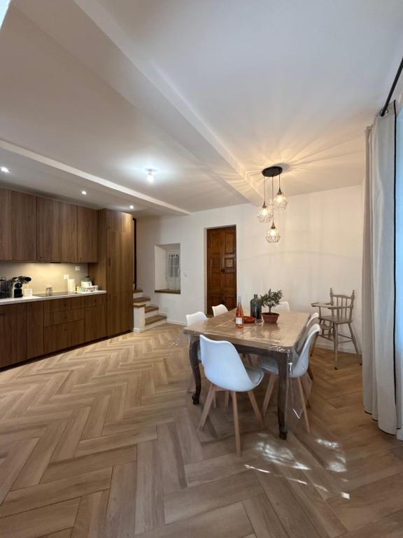 une salle à manger et une cuisine avec une table et des chaises dans l'établissement Le Cadran Solaire, à Villecroze