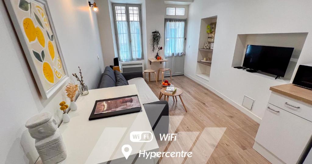 un salon avec un canapé et une télévision dans l'établissement Hypercenter - Close to Place des Corps Saints, à Avignon