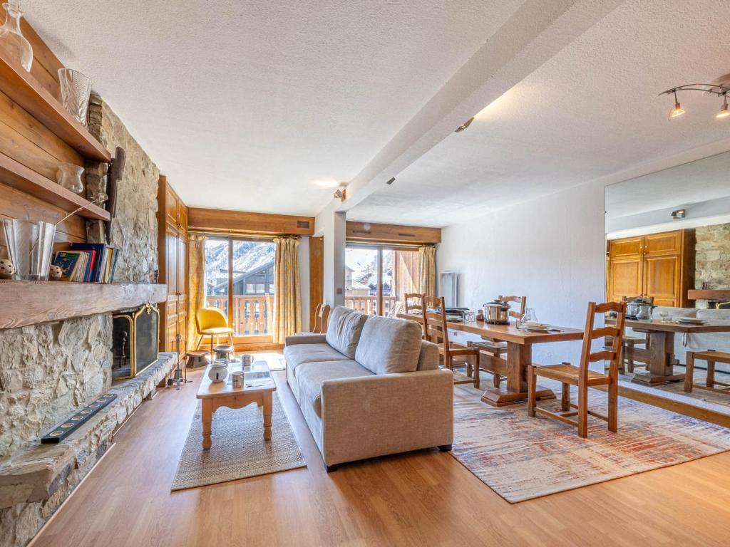 un salon avec un canapé et une cheminée dans l'établissement Appartement de Standing au Centre de Val-d'Isère, Balcon Sud et Proche Pistes - FR-1-694-46, à Val dʼIsère
