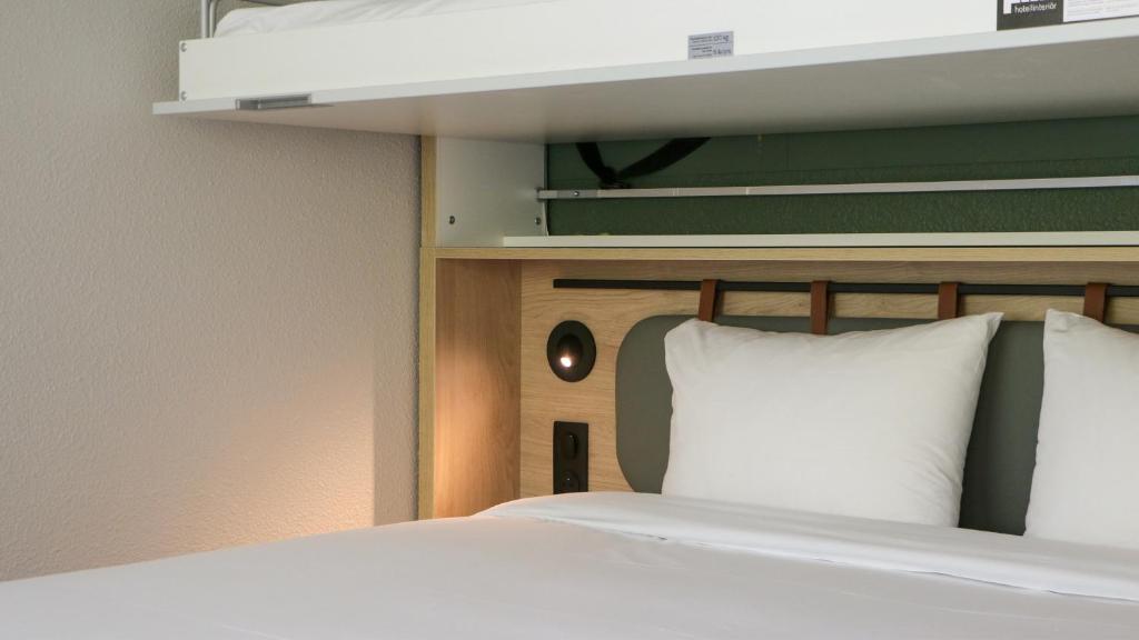 Campanile NATURE - Epône - Standard Room - 1 Queen Bed 1 Bunk Bed