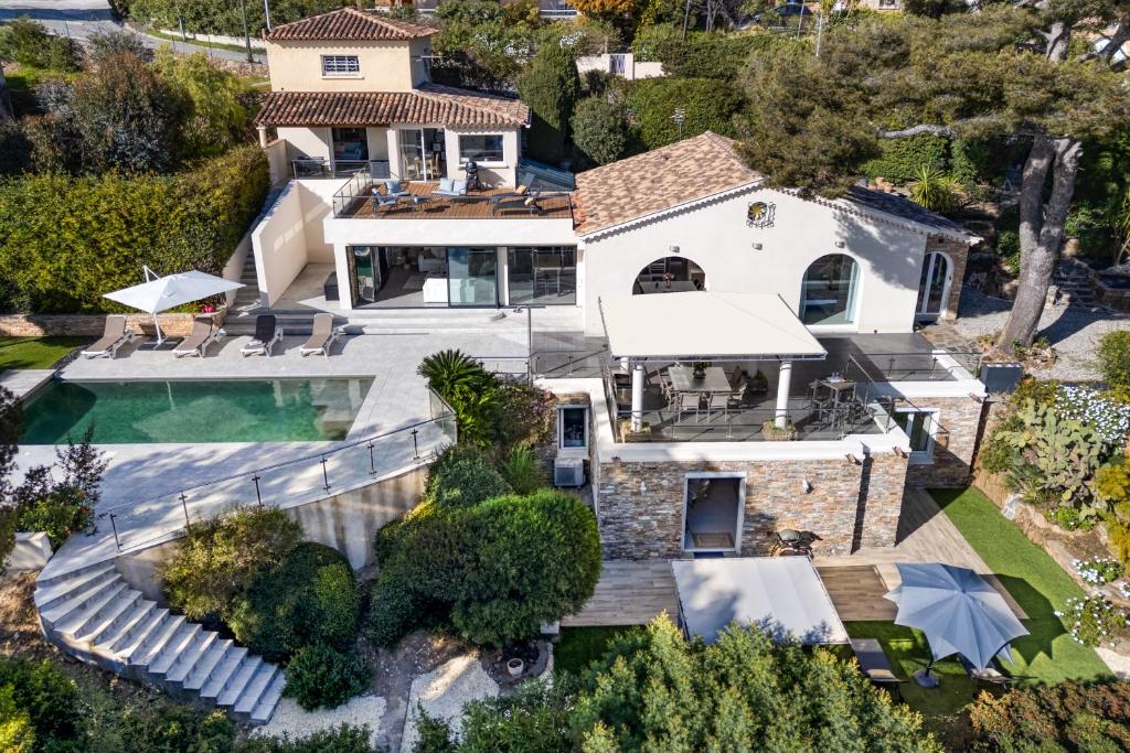 une vue aérienne d'une maison avec piscine dans l'établissement Villa Domaine du Soleil, Vue Mer avec piscine, au Lavandou