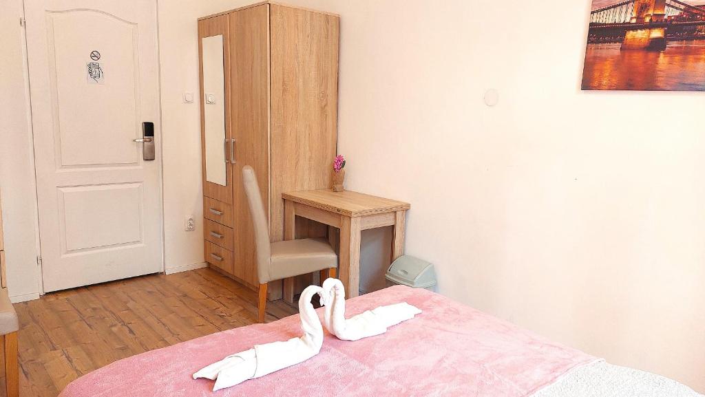 Postel nebo postele na pokoji v ubytování GoodMo Budapest Smart Rooms