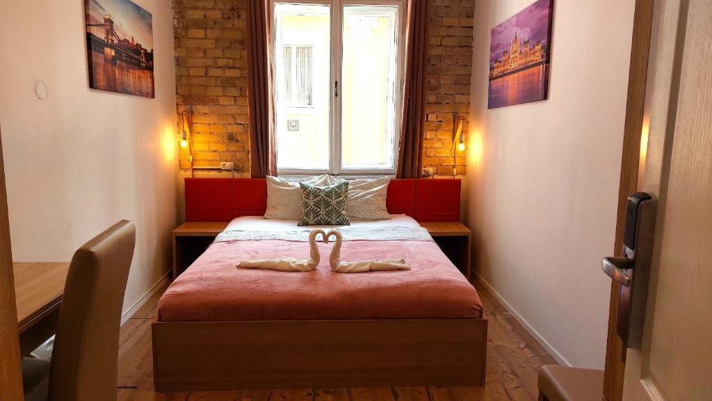 Postel nebo postele na pokoji v ubytování GoodMo Budapest Smart Rooms