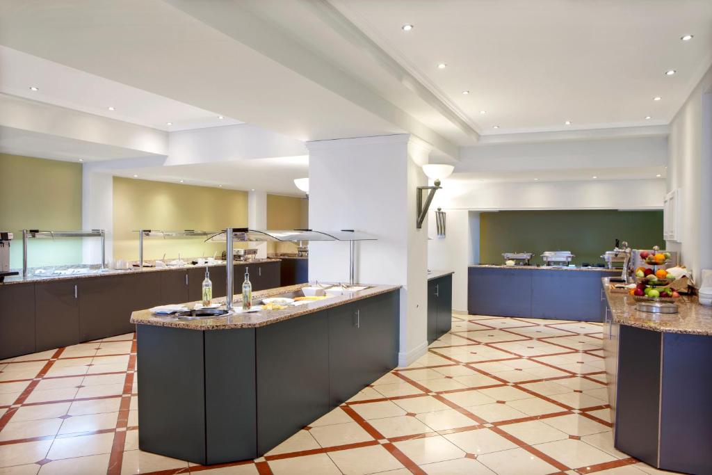 Kuchyň nebo kuchyňský kout v ubytování Ramada by Wyndham , Athens Club Attica Riviera