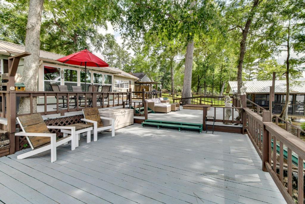 Balkoni atau teres di Private Dock and Fire Pit Gantt Lake Getaway!