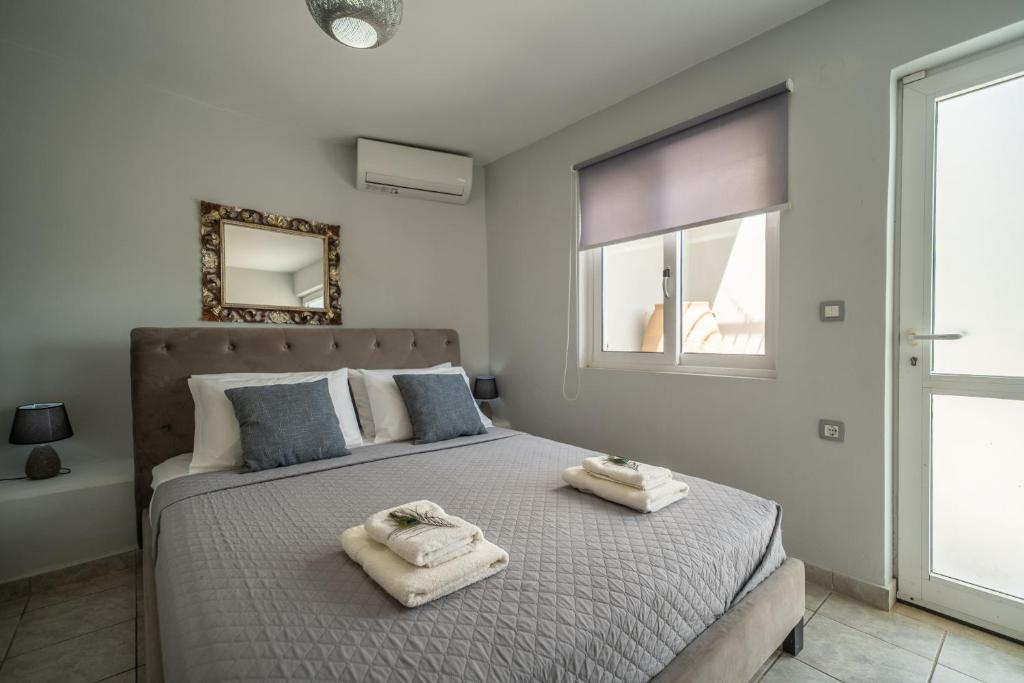 Posteľ alebo postele v izbe v ubytovaní Villa Eftychia - villa with 2 private pools!!! by PosarelliVillas