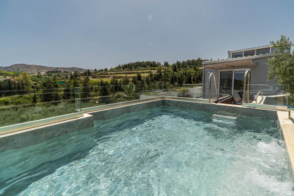 Bazén v ubytovaní Villa Eftychia - villa with 2 private pools!!! by PosarelliVillas alebo v jeho blízkosti