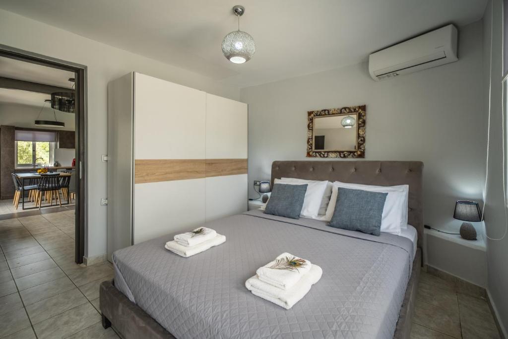 Posteľ alebo postele v izbe v ubytovaní Villa Eftychia - villa with 2 private pools!!! by PosarelliVillas
