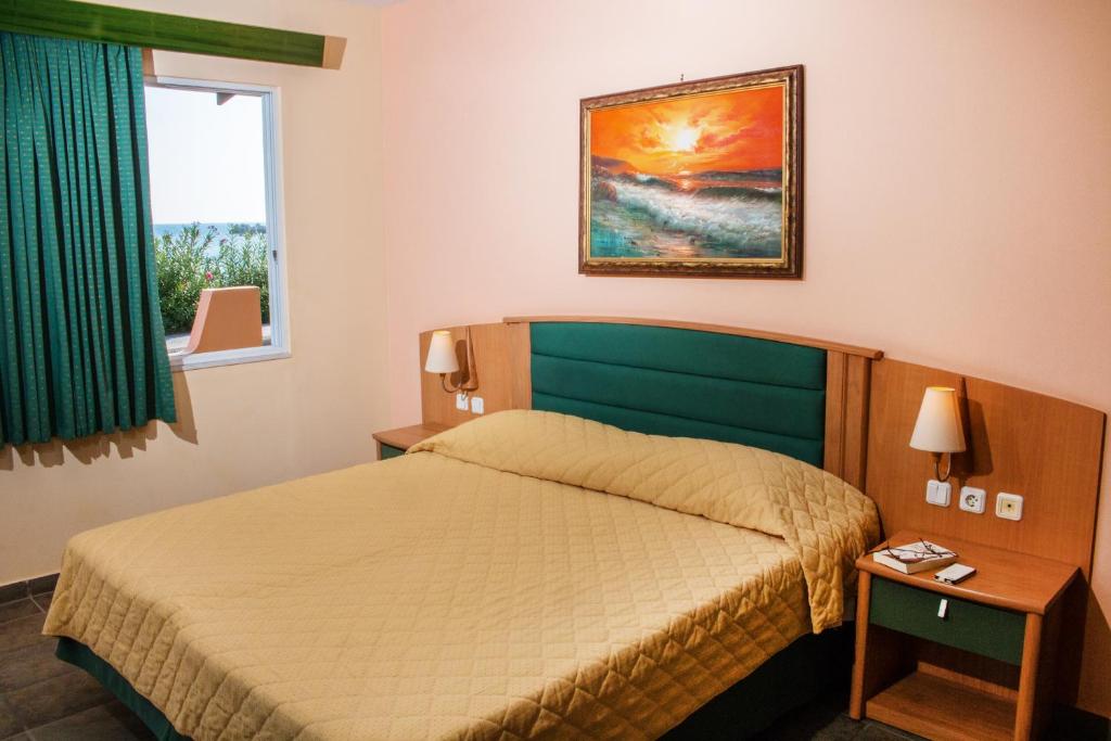 Postel nebo postele na pokoji v ubytování Limanaki Apartments