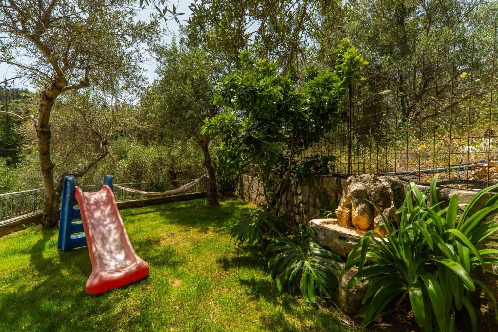 Vonkajšia záhrada v ubytovaní Villa Eftychia - villa with 2 private pools!!! by PosarelliVillas
