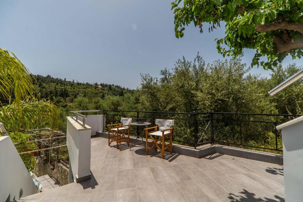 Balkón alebo terasa v ubytovaní Villa Eftychia - villa with 2 private pools!!! by PosarelliVillas