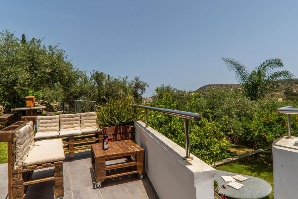 Vonkajšia záhrada v ubytovaní Villa Eftychia - villa with 2 private pools!!! by PosarelliVillas