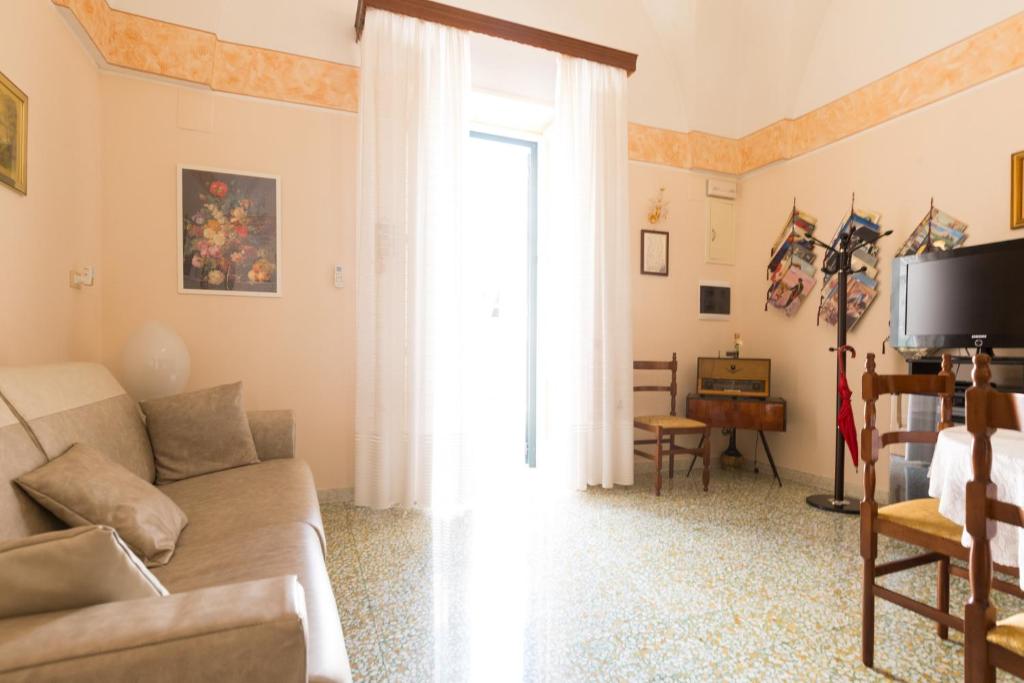 A television and/or entertainment centre at Casa vacanza Nonna Emma