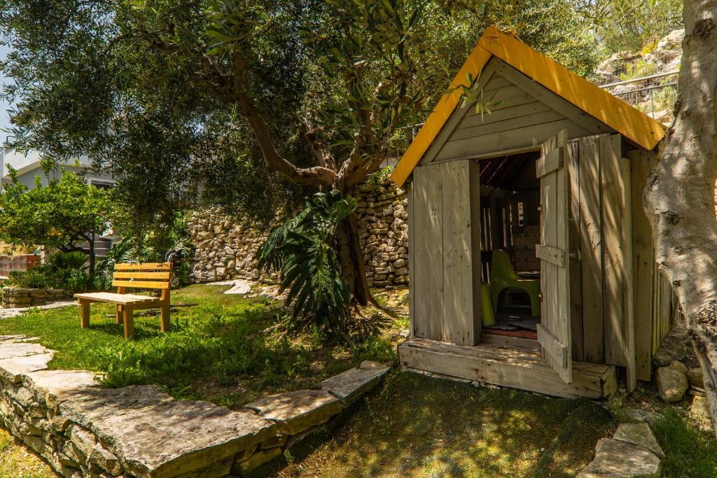 Vonkajšia záhrada v ubytovaní Villa Eftychia - villa with 2 private pools!!! by PosarelliVillas