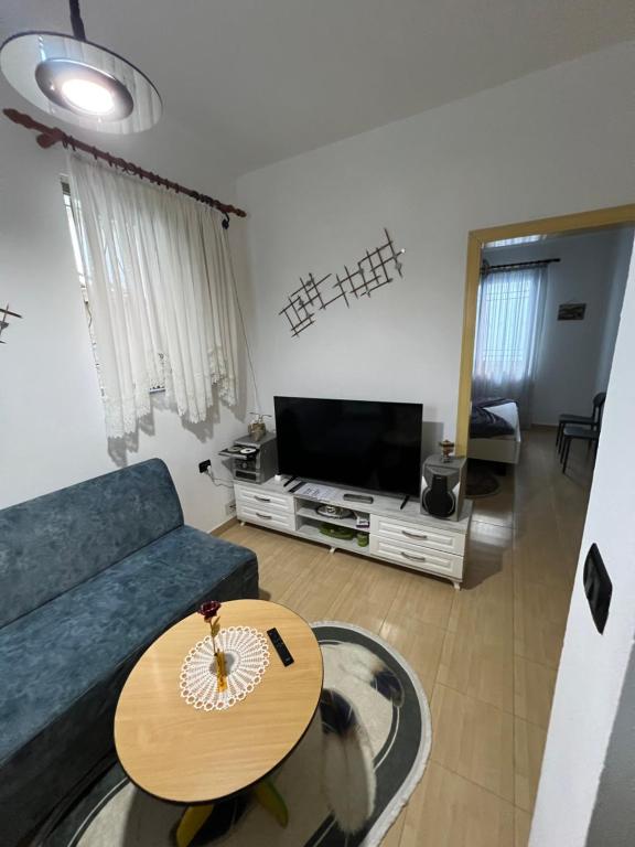 TV a/nebo společenská místnost v ubytování Dibra Home near City Center of Shkodra