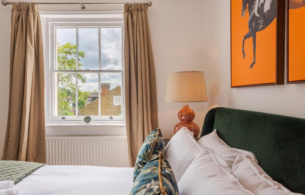 Chic 1BR Teddington Apartment Modern & Bright - One-Bedroom Apartment