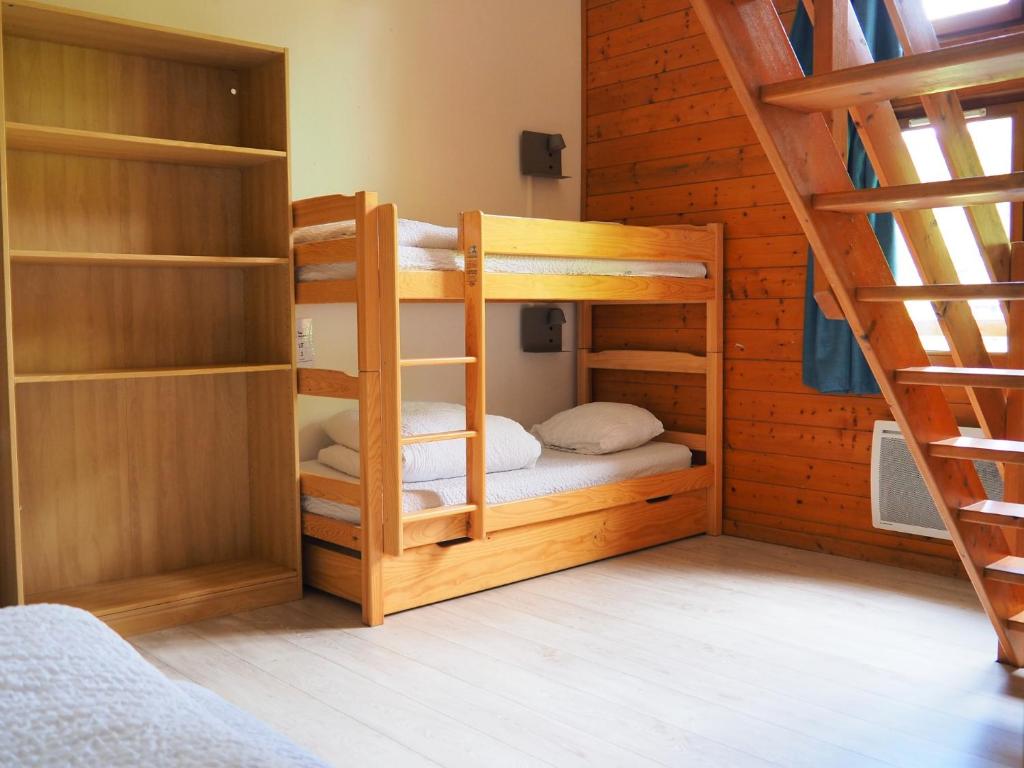 Auberge de Jeunesse HI La Clusaz - Bunk Bed In Male Dormitory Room