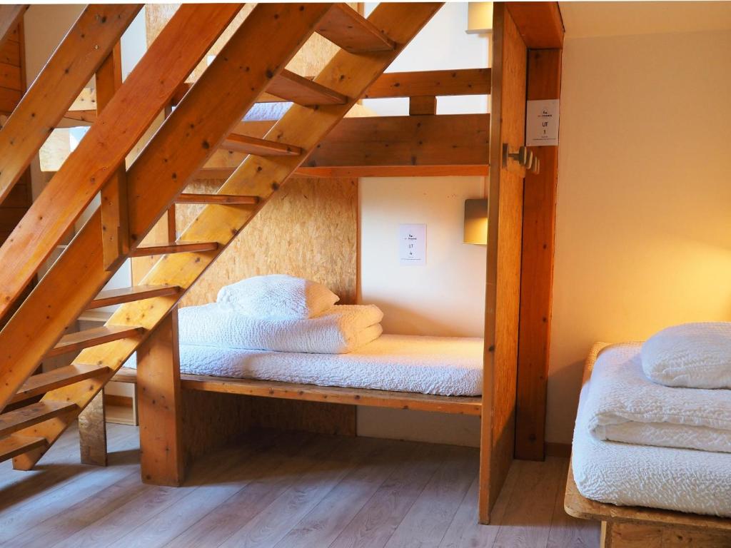 Auberge de Jeunesse HI La Clusaz - Bed In 8-Bed Mixed Dormitory Room