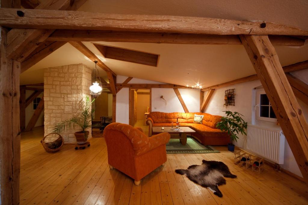 uma sala de estar com um sofá e um gato deitado no chão em Ferienwohnung Buchholz em Warnitz